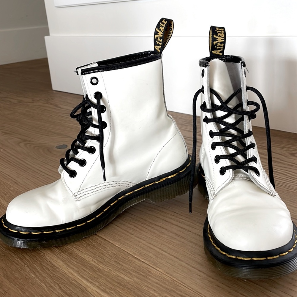 BEAUTIFUL DOC MARTENS! These shoes are stunning, a new necessity for you closet!
